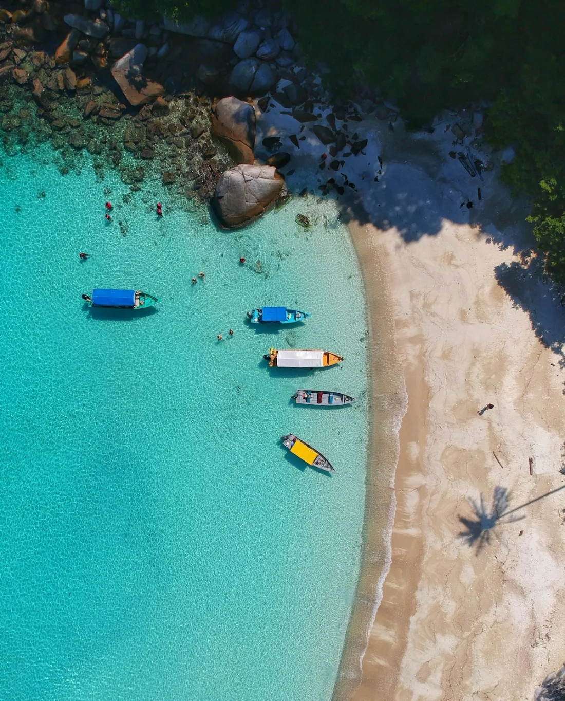 Écran de voyage promotionnel avec des images de destinations populaires