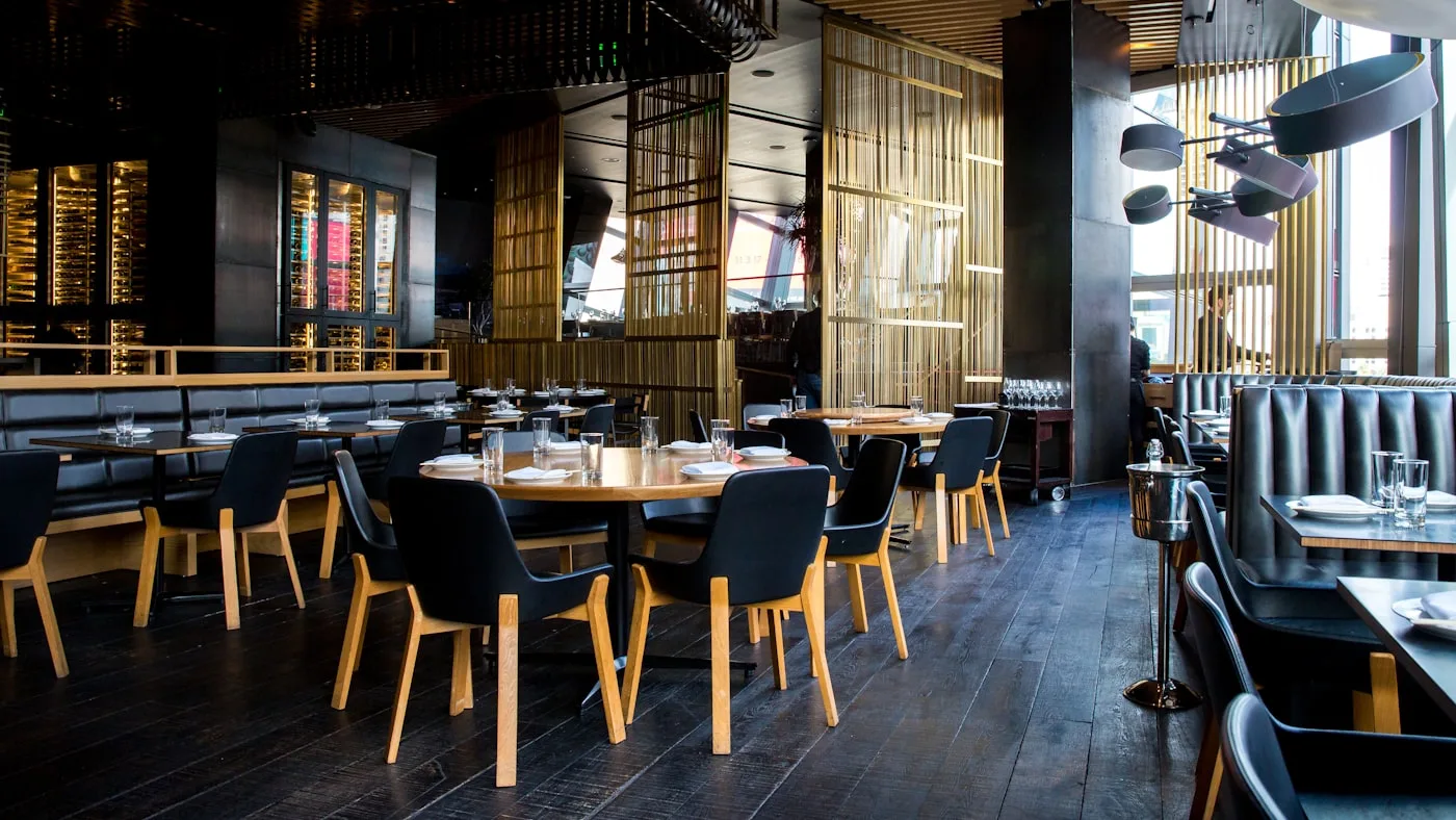 Restaurantinterieur bereit für den Service