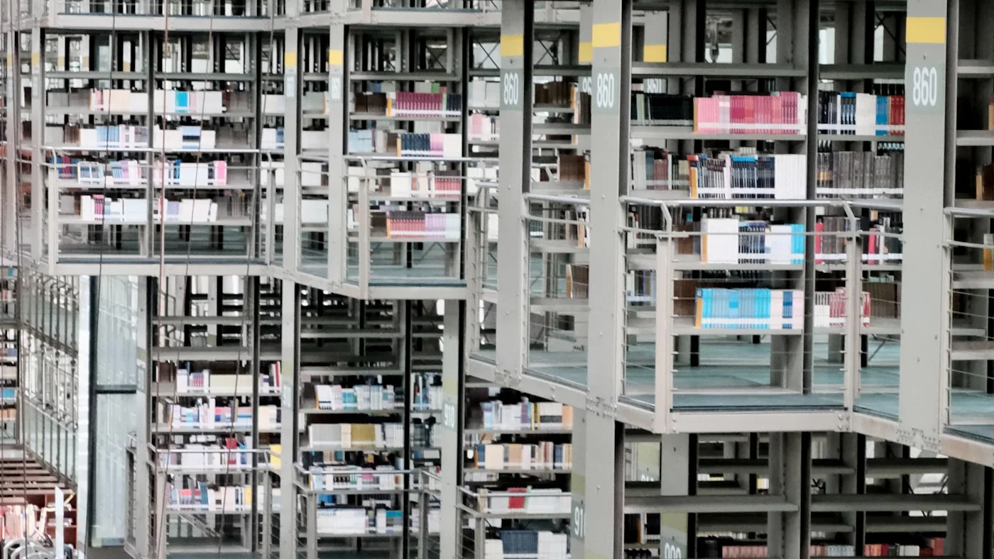 Bibliotheek vol boeken in een onderwijsomgeving